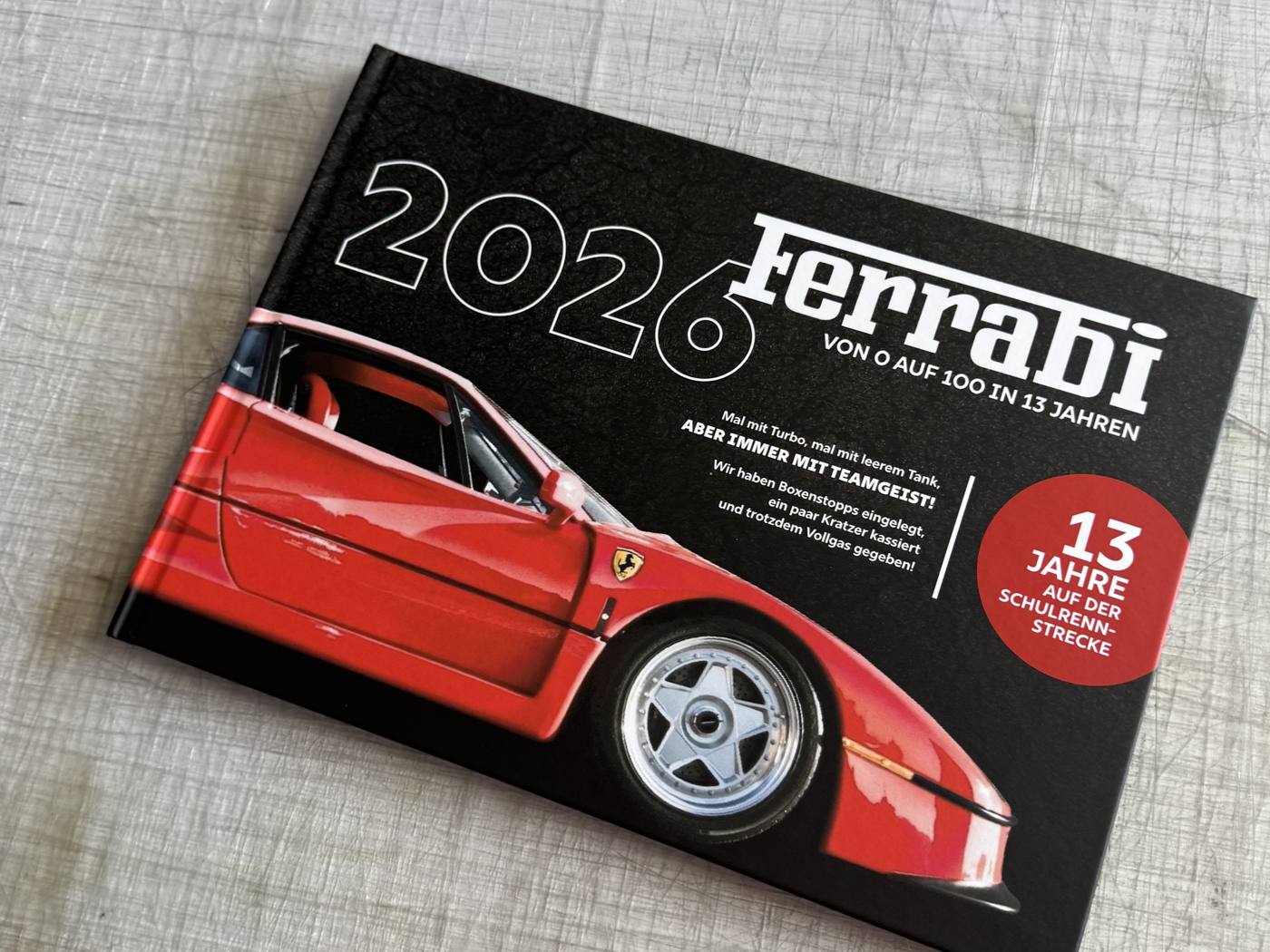 Gestaltetes und gedrucktes Hardcover-Buch mit Sportwagen auf dem Titel