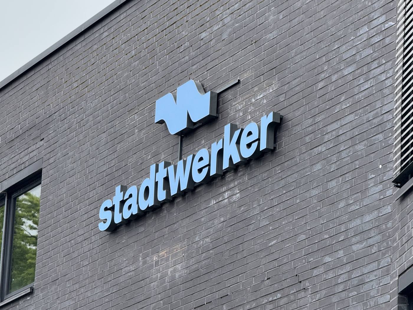 Beleuchtete Einzelbuchstaben an einer Klinkerfassade